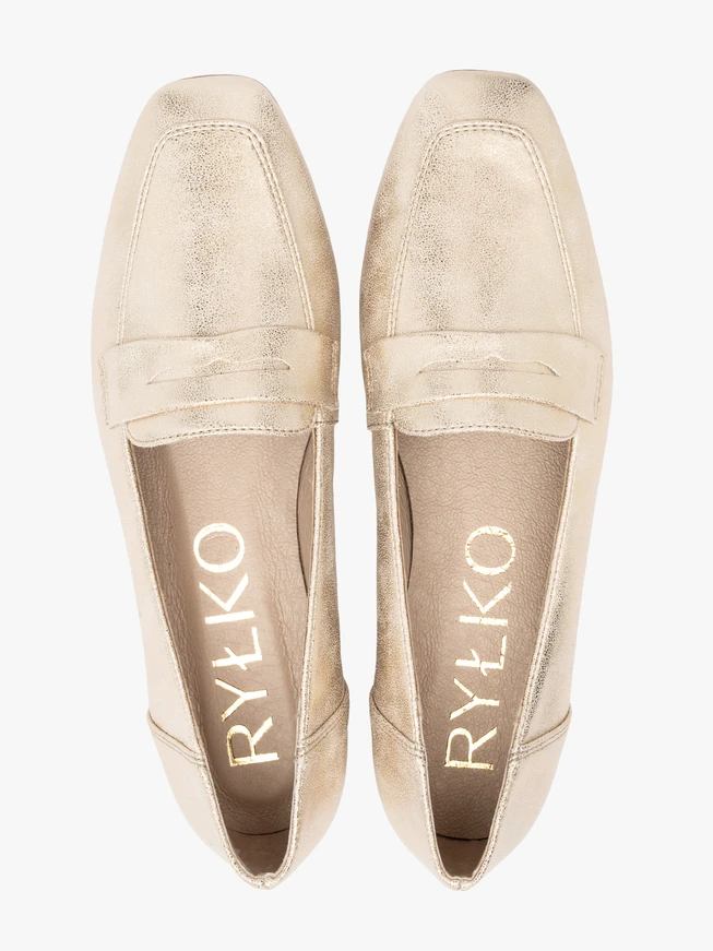 Mokassins aus Platin auf flacher Sohle
