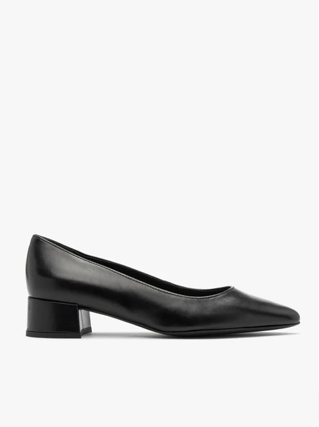 Black low-heel pumps