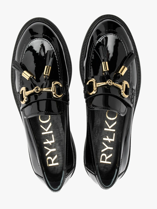 Women's lacquered moccasins with clutches