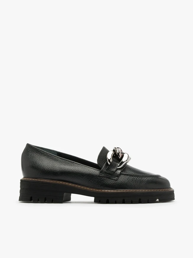Schwarze Mokassins mit Kette