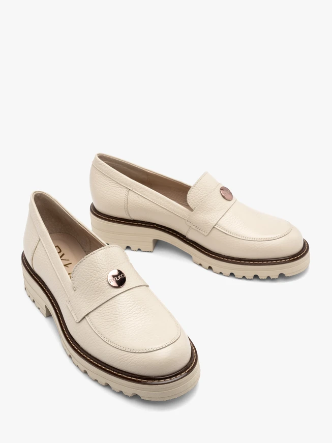 Cream moccasins with a contrasting ottoman on the bottom