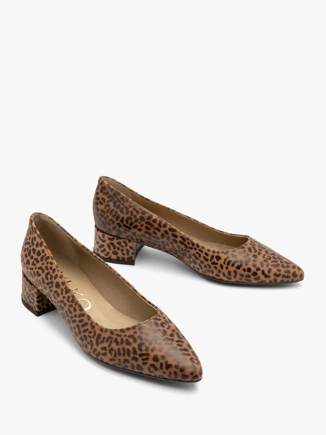 Leopard-print low-heel pumps