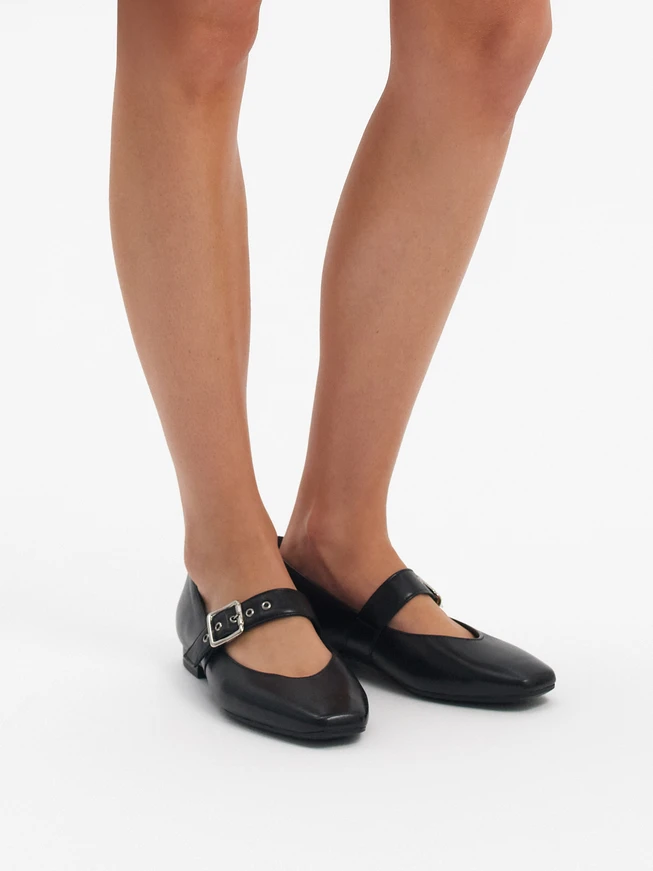 Schwarze Ballerinas mit silberner Schnalle