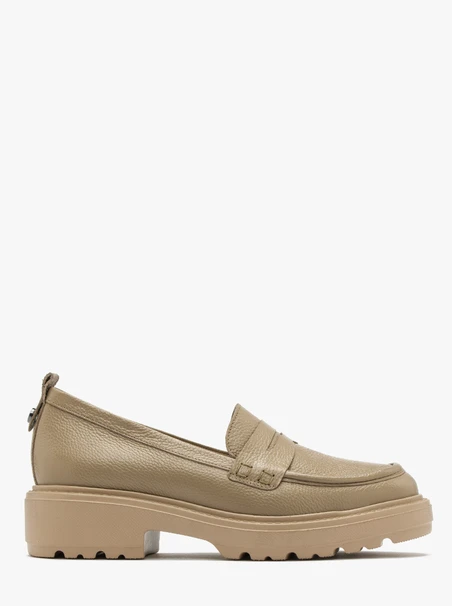 Beige moccasins with decorative upper