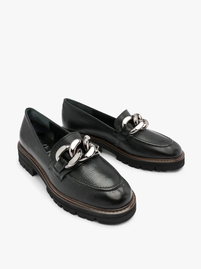 Schwarze Mokassins mit Kette