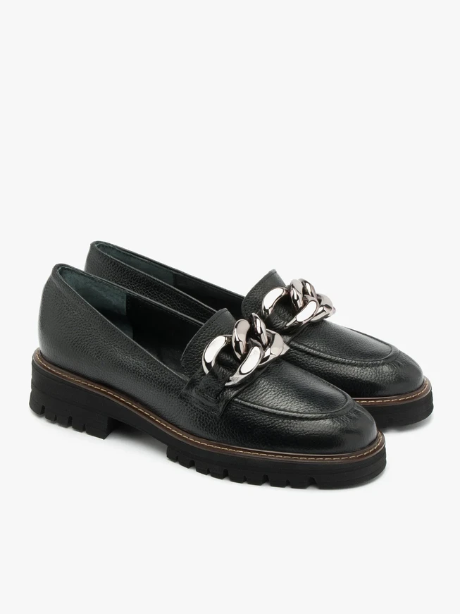 Schwarze Mokassins mit Kette