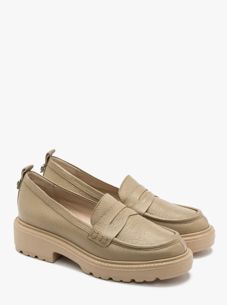 Beige moccasins with decorative upper