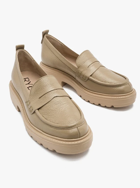 Beige moccasins with decorative upper