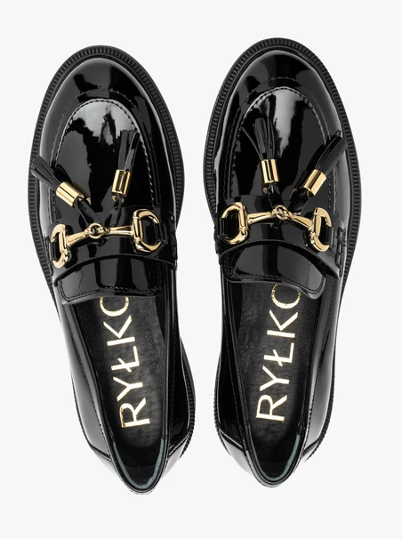 Women's lacquered moccasins with clutches