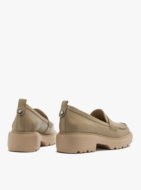 Beige moccasins with decorative upper