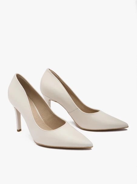 Cremefarbene hochhackige Pumps