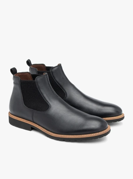 Black men’s Chelsea boots with decorative sole