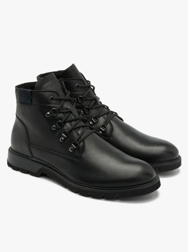 Schwarze Herrenstiefel mit leichter Sohle