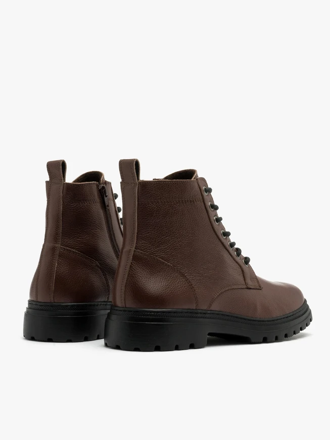 Brown men’s boot with lightweight sole