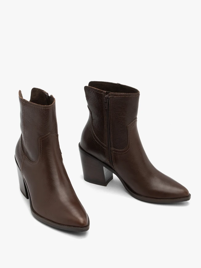 Braune Lederstiefel mit Stilettoabsatz