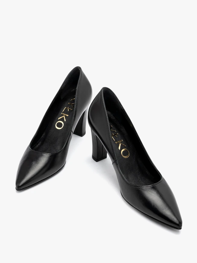 Schwarze Pumps mit klobigem Stilettoabsatz