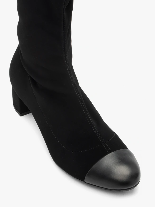 Schwarze Stiefel mit lackierter Zehe