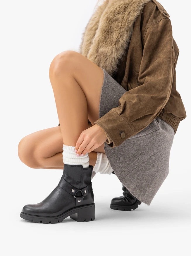Schwarze Biker-Stiefel aus genarbtem Leder