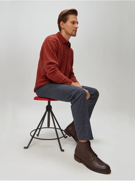 Dunkelbraune Stiefel mit Nähten auf dem Schaft