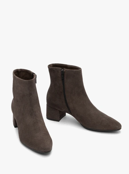 Stöckelschuhe aus grauem Veloursleder