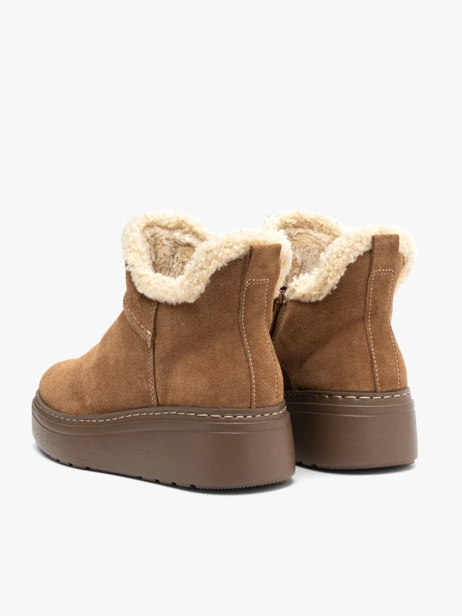 Rote Schneestiefel mit Fell auf einem dickeren Boden