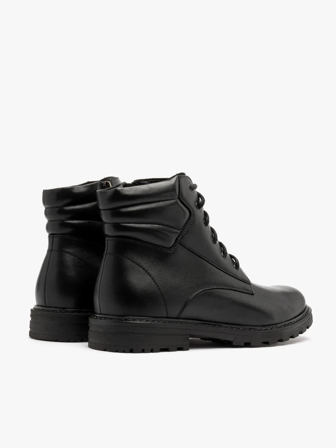 Isolierte Herrenstiefel aus schwarzer Wolle