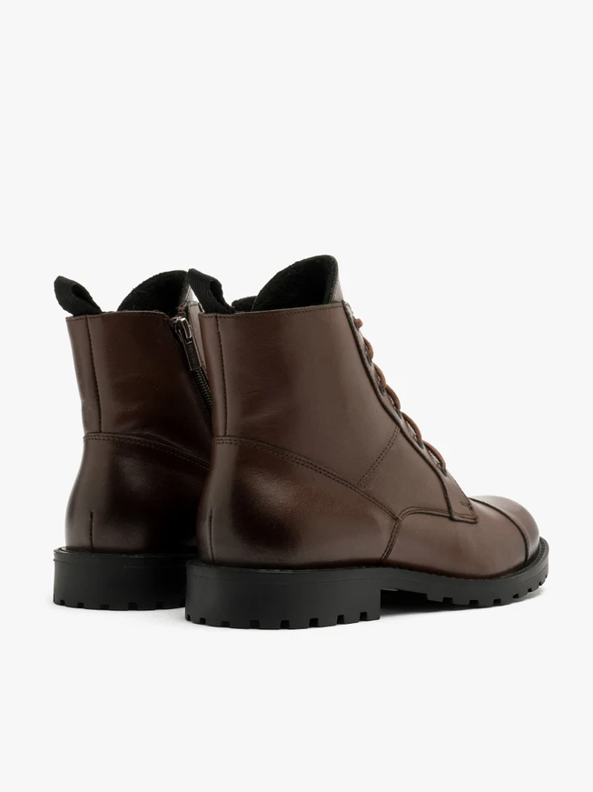 Dunkelbraune, mit Wolle isolierte Herrenstiefel