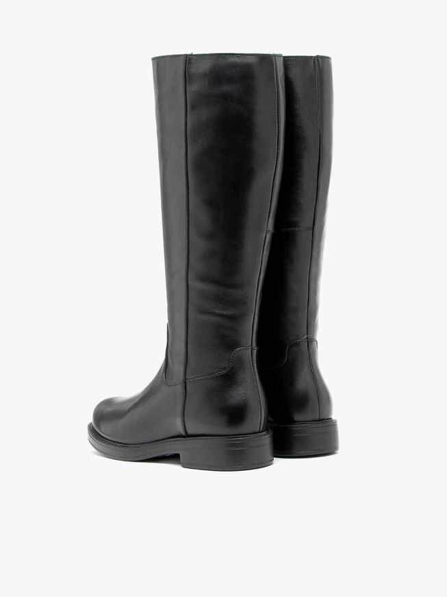 Schwarz genarbte Lederstiefel