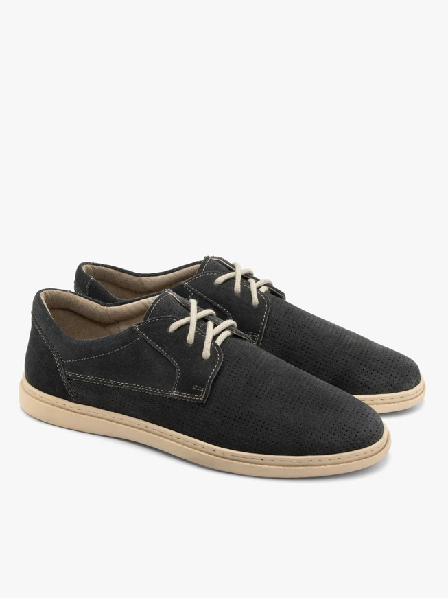 Graue Sportschuhe mit dekorativen Perforationen