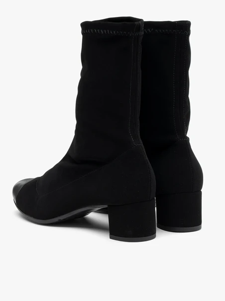 Schwarze Stiefel mit lackierter Zehe