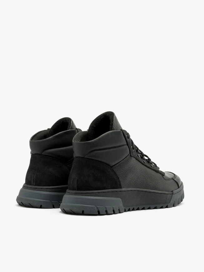 Schwarze Herren-Turnschuhe mit zweifarbiger Sohle