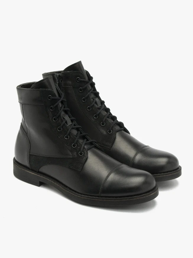 Schwarze Stiefel mit Ziernähten