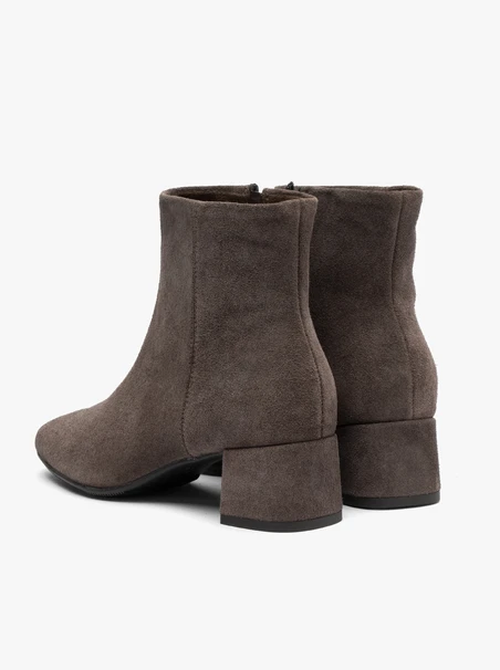 Stöckelschuhe aus braunem Veloursleder