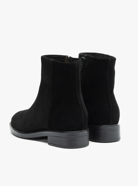 Schwarze flache Veloursstiefel