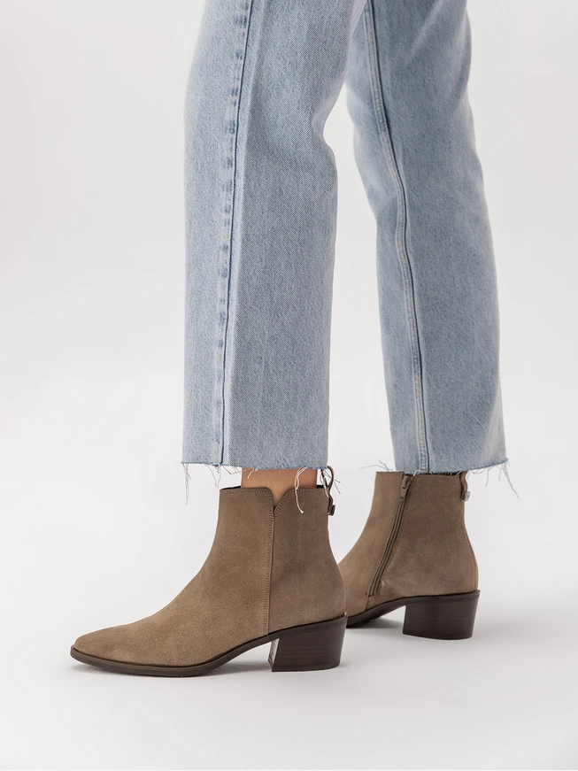 Hellbraune Stiletto-Stiefel