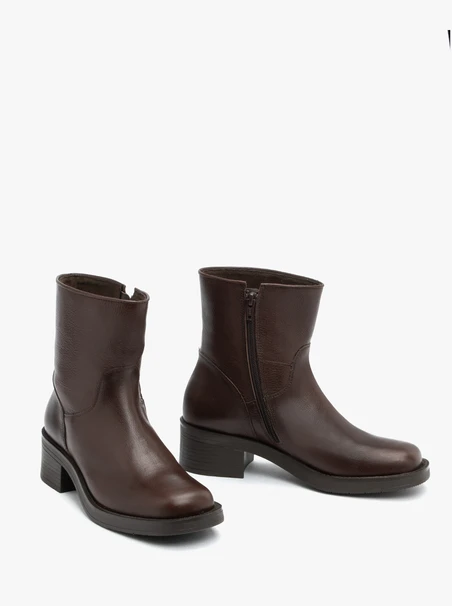 Braun genarbte Lederstiefel