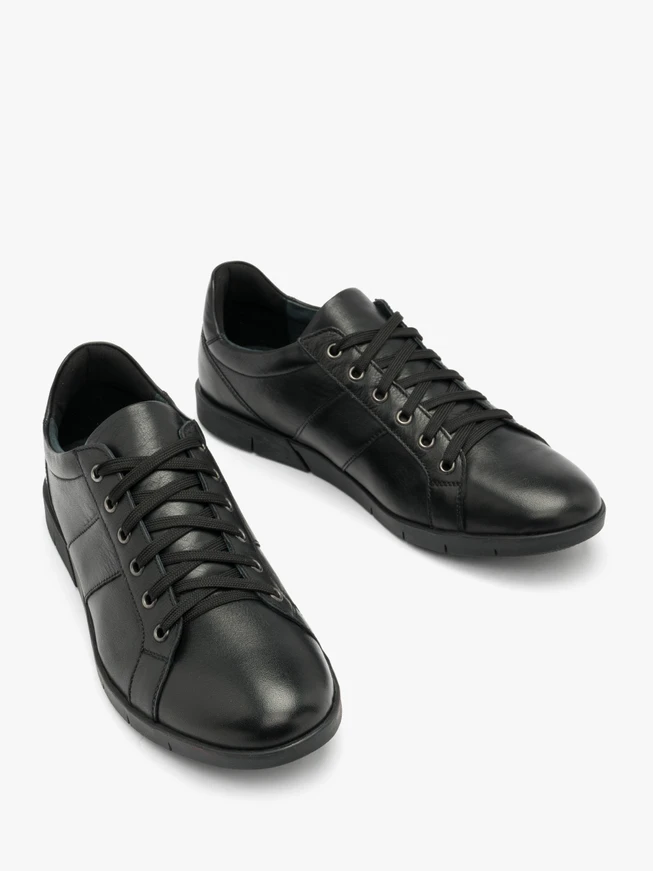 Schwarze halbe Sportschuhe