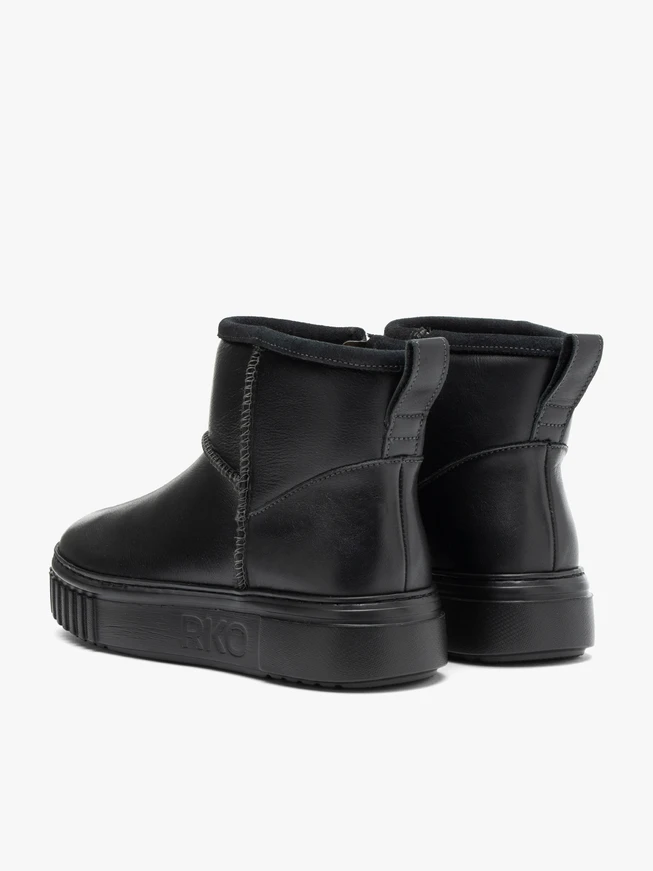 Black short leather snow boots