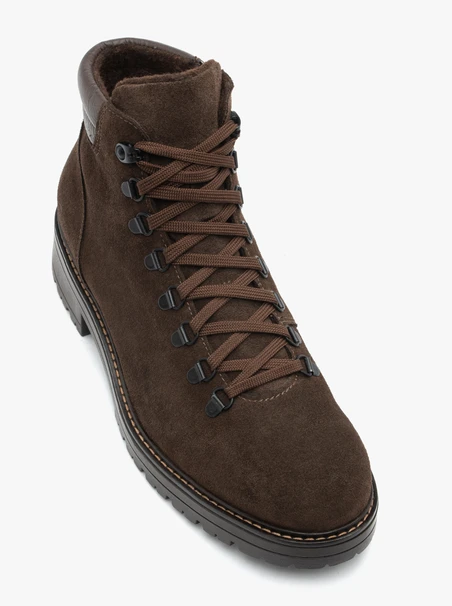 Dunkelbraune Stiefel aus Velours und genarbtem Leder