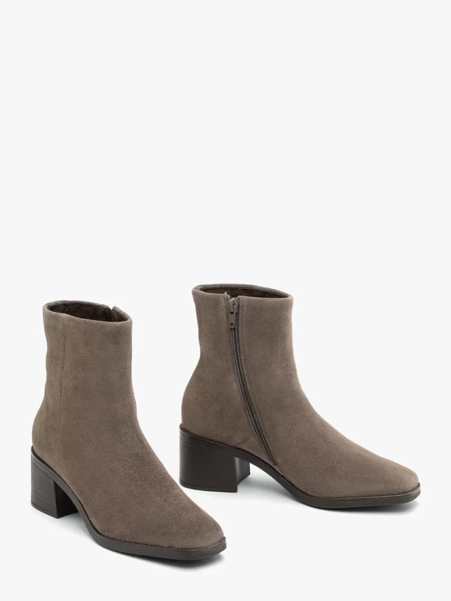 Stöckelschuhe aus grauem Veloursleder
