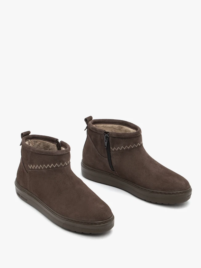 Brown short women’s snow boots