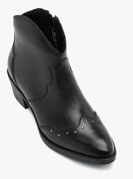 Schwarze kurze Cowboystiefel mit Nieten