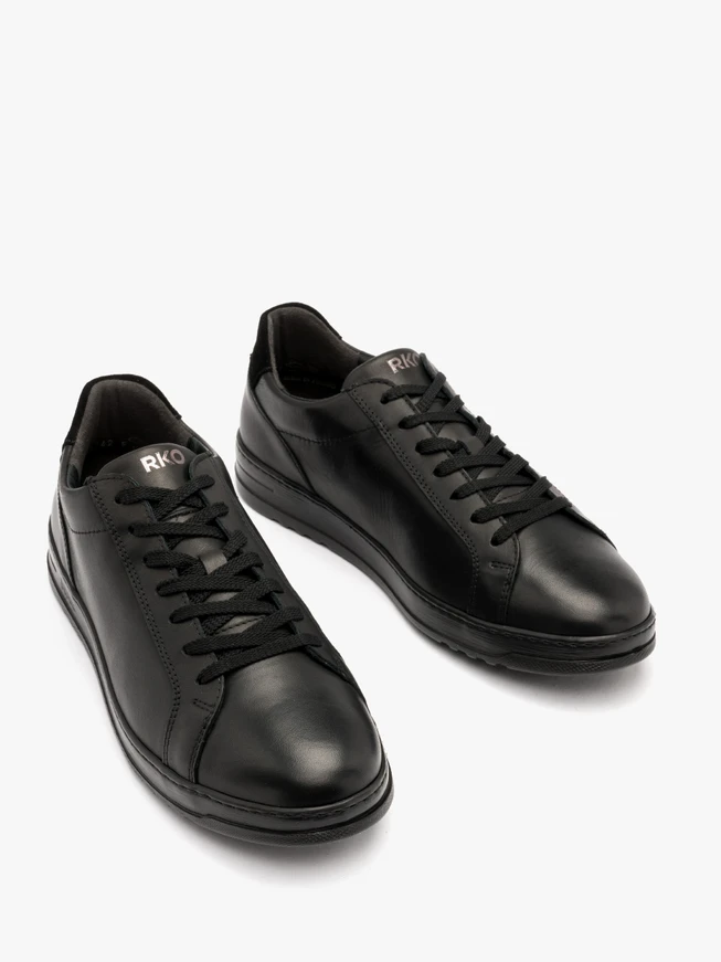 Schwarze halbe Sportschuhe