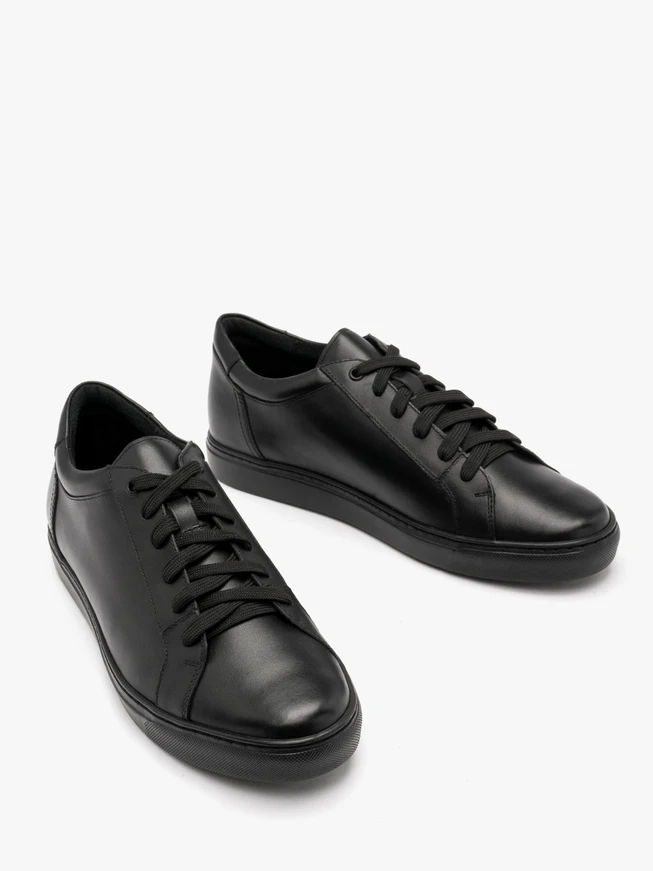 Schwarze Sporthalbschuhe mit leichter Sohle