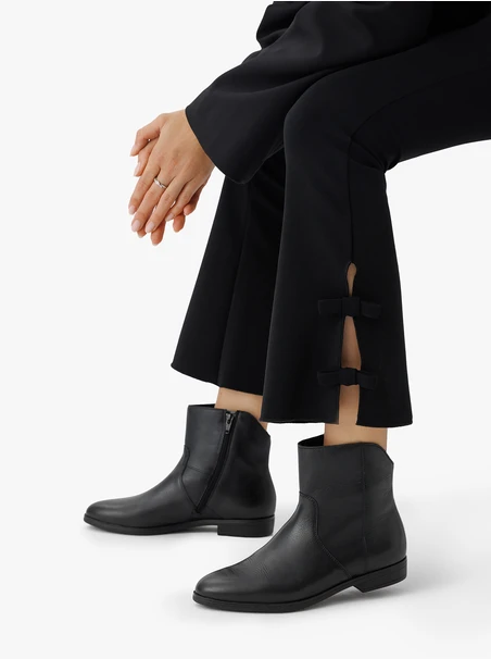 Schwarze kurze Cowboystiefel