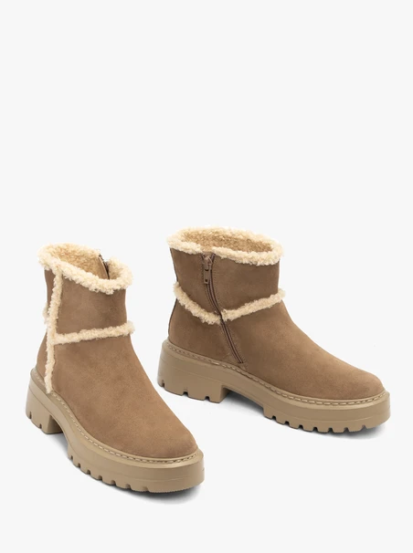 Women’s beige fur snow boots
