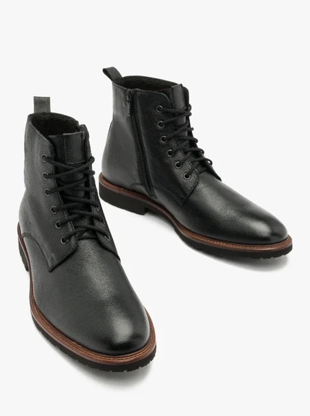 Schwarzer Herrensneaker mit dekorativer Ottomane an der Unterseite