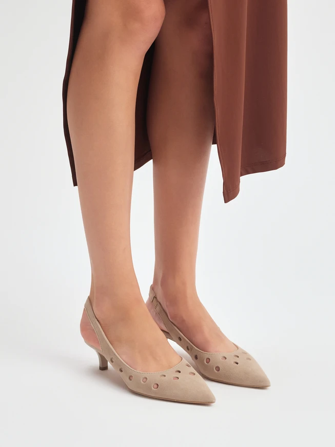 Beżowe wycinane czółenka slingback bez pięty