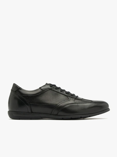 Schwarze Halbschuhe mit Perforationen auf dem Schaft