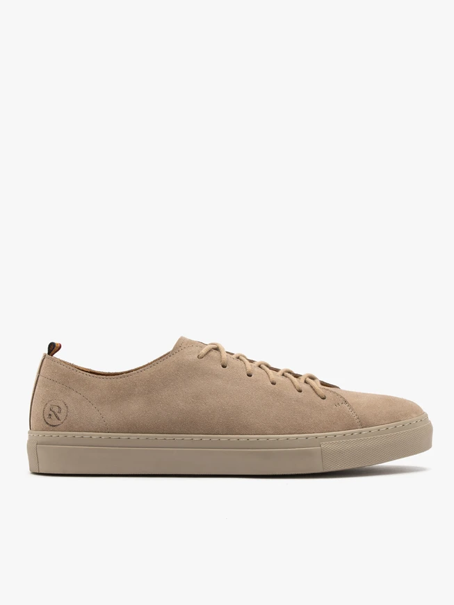 Graue Sportschuhe